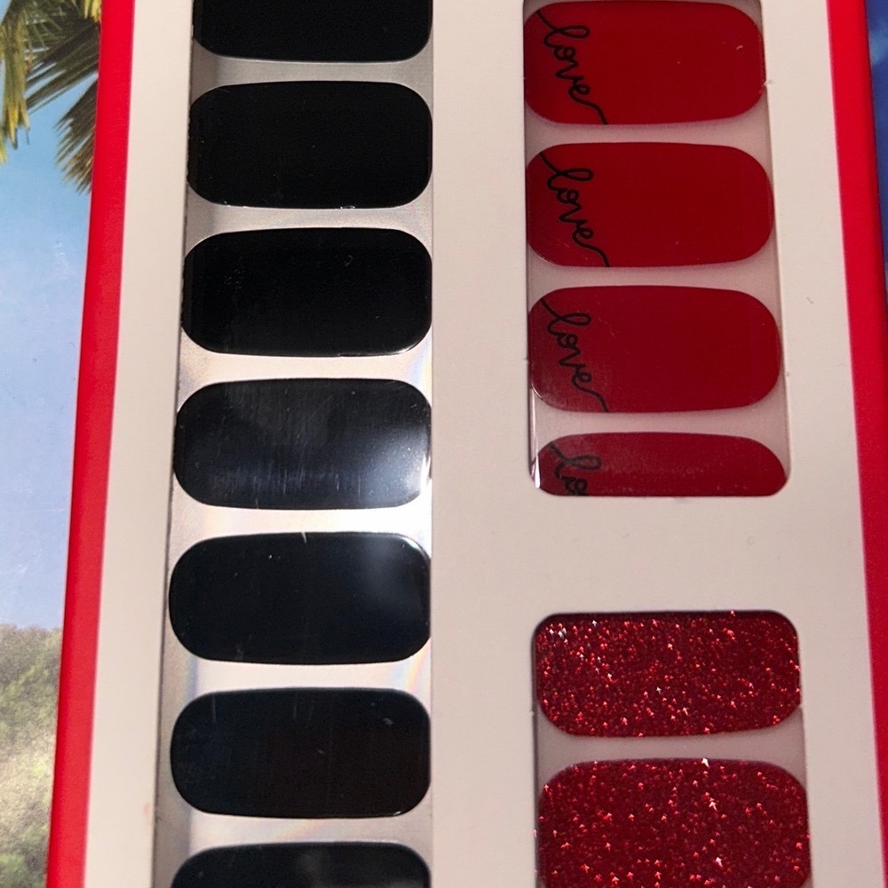 Dashing Diva Gloss Ultra Shine Gel Nail Strips Love Patent Leather Black Red